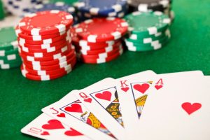 Jogador de poker no 53A app competindo em mesa ao vivo.